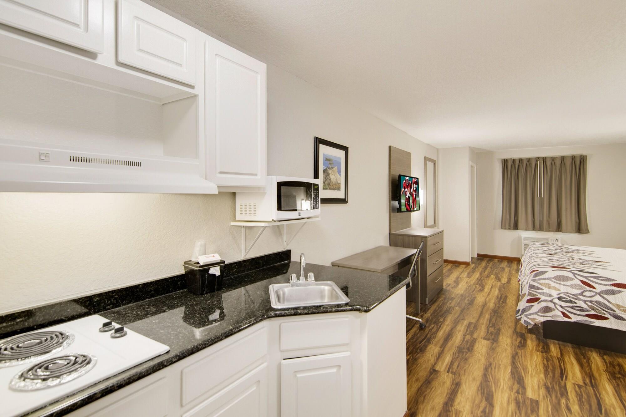 Red Roof Inn & Suites Pensacola-Nas Corry Beach Haven Εξωτερικό φωτογραφία