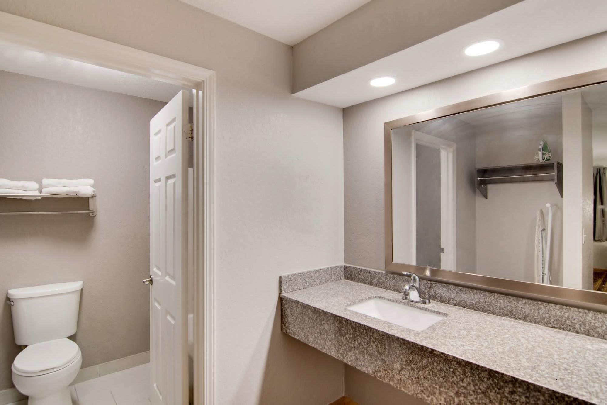 Red Roof Inn & Suites Pensacola-Nas Corry Beach Haven Εξωτερικό φωτογραφία