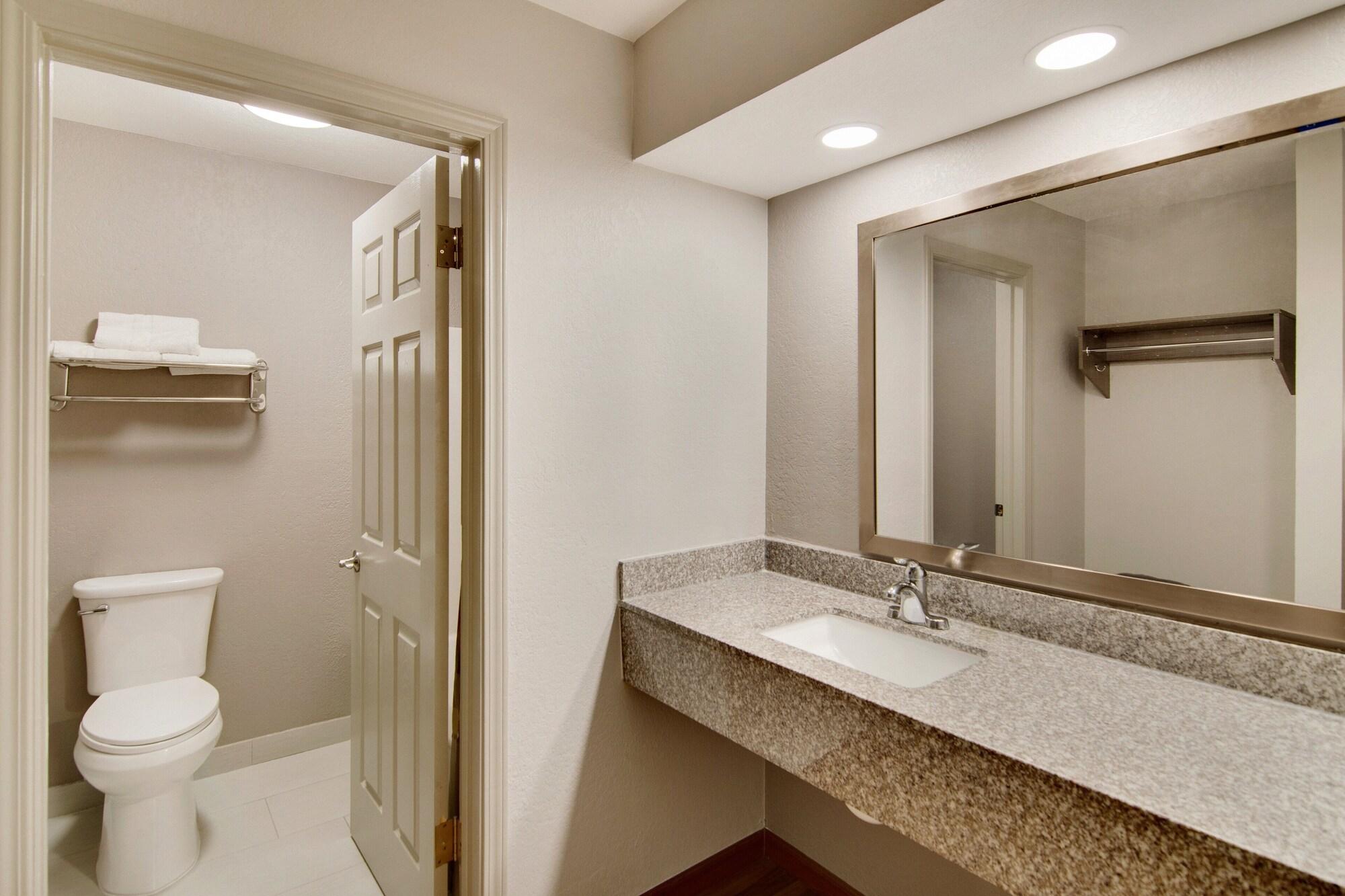 Red Roof Inn & Suites Pensacola-Nas Corry Beach Haven Εξωτερικό φωτογραφία